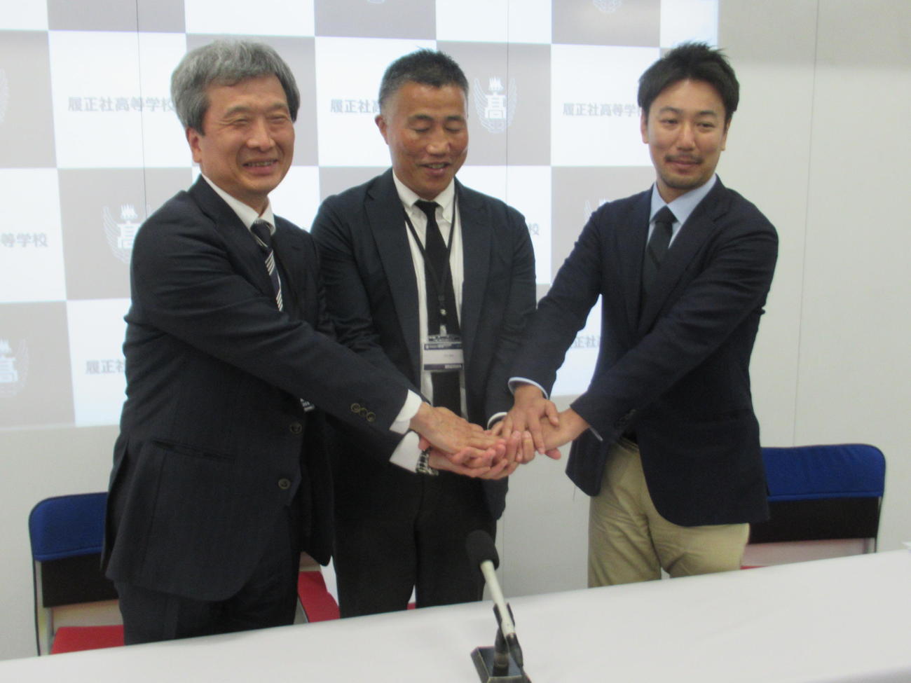 新設された履正社ラグビー部の作田HC（中央）と同校の松本校長（左）、釜谷氏（撮影・実藤健一）