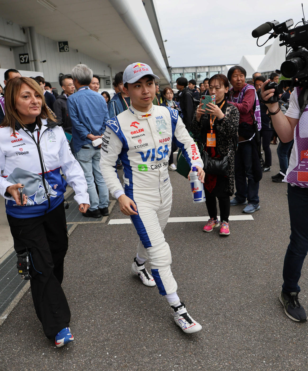 F1日本GPフリー走行1回目を終えて引き揚げるRBの岩佐歩夢（撮影・宮崎幸一）
