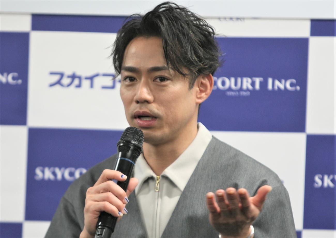 スカイコート創業55周年記念プロジェクトで公式アンバサダーを務め、フルリノベーションした物件の発表会見に出席したプロフィギュアスケーターの高橋大輔さん（撮影・藤塚大輔）