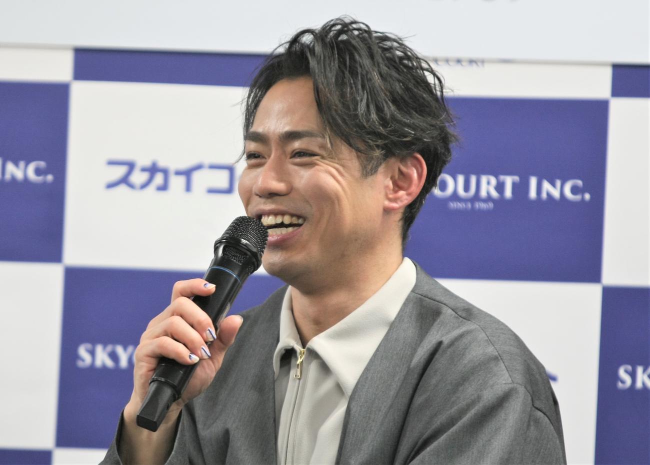 スカイコート創業55周年記念プロジェクトで公式アンバサダーを務め、フルリノベーションした物件の発表会見に出席したプロフィギュアスケーターの高橋大輔さん（撮影・藤塚大輔）