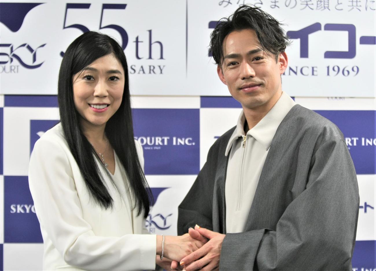 スカイコート株式会社の代表取締役社長兼CEOの西田美和氏（左）と同社創業55周年記念プロジェクトの公式アンバサダーを務めた高橋大輔さん（撮影・藤塚大輔）