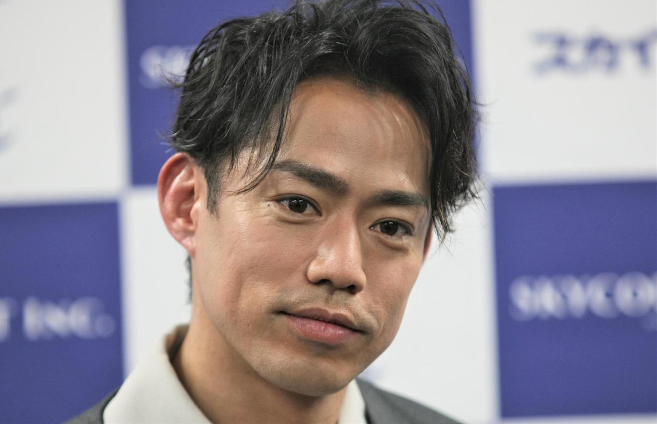 スカイコート創業55周年記念プロジェクトで公式アンバサダーを務め、フルリノベーションした物件の発表会見に出席したプロフィギュアスケーターの高橋大輔さん（撮影・藤塚大輔）