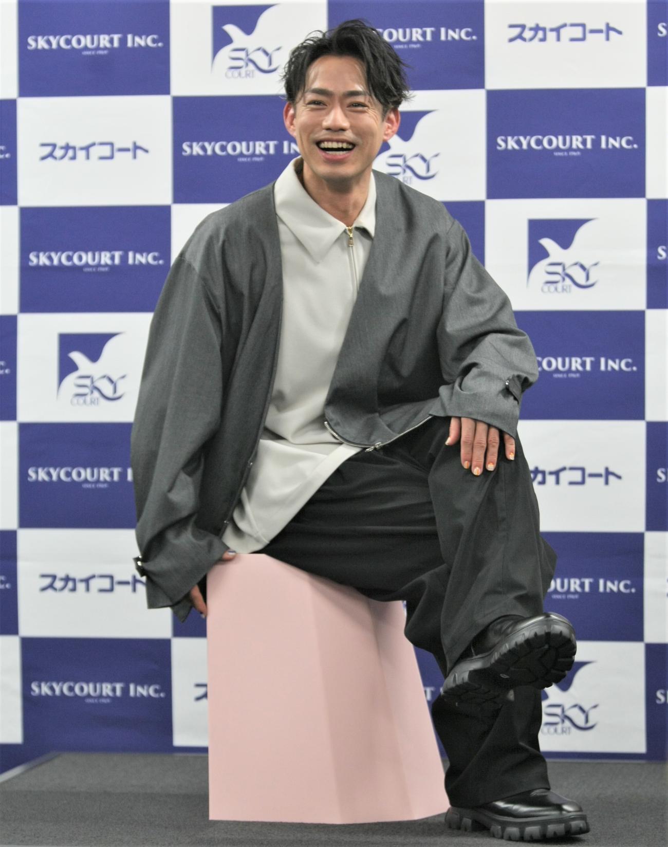 スカイコート創業55周年記念プロジェクトで公式アンバサダーを務め、記者会見で笑顔を見せるプロフィギュアスケーターの高橋大輔さん（撮影・藤塚大輔）