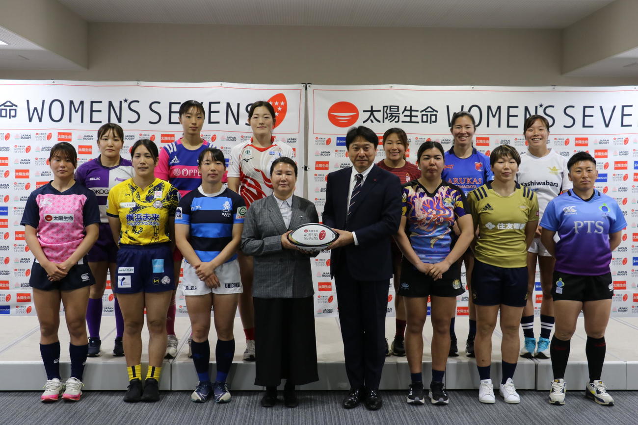 太陽生命ウィメンズセブンズシリーズの記者会見に出席した出場チームの選手と関係者（C）JRFU
