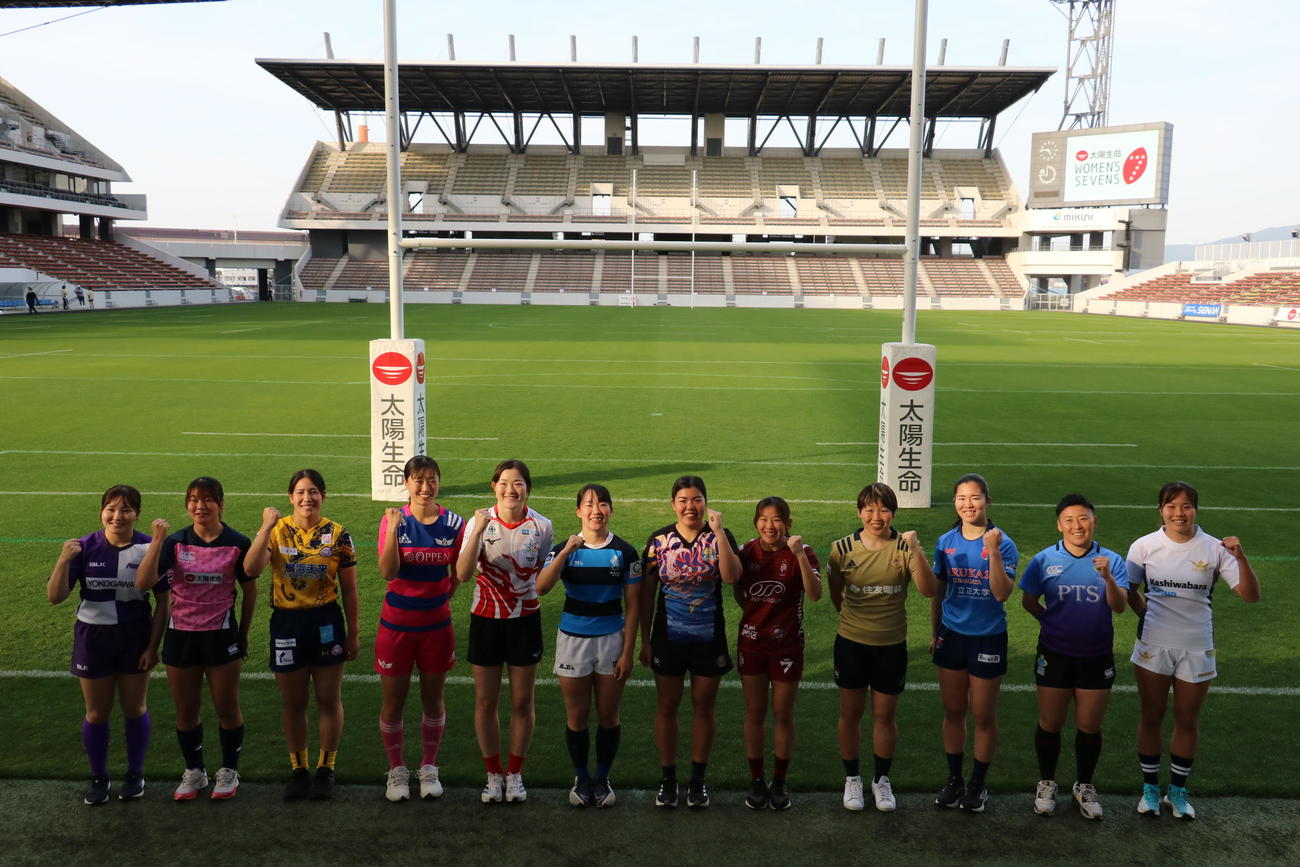 太陽生命ウィメンズセブンズシリーズの記者会見に出席した出場チームの選手（C）JRFU