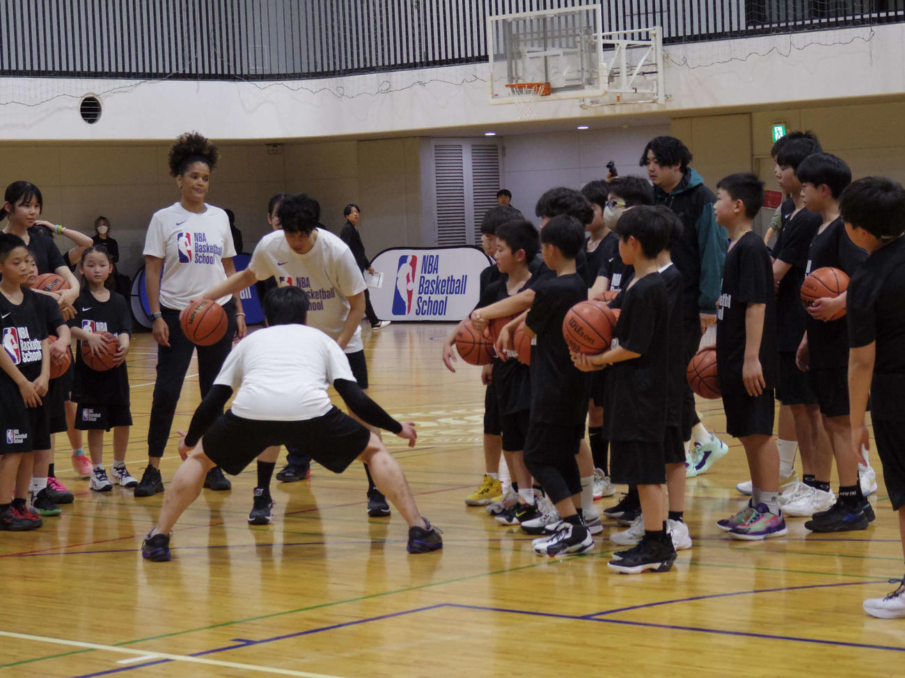 NBAバスケットボールスクールに参加する子どもたち