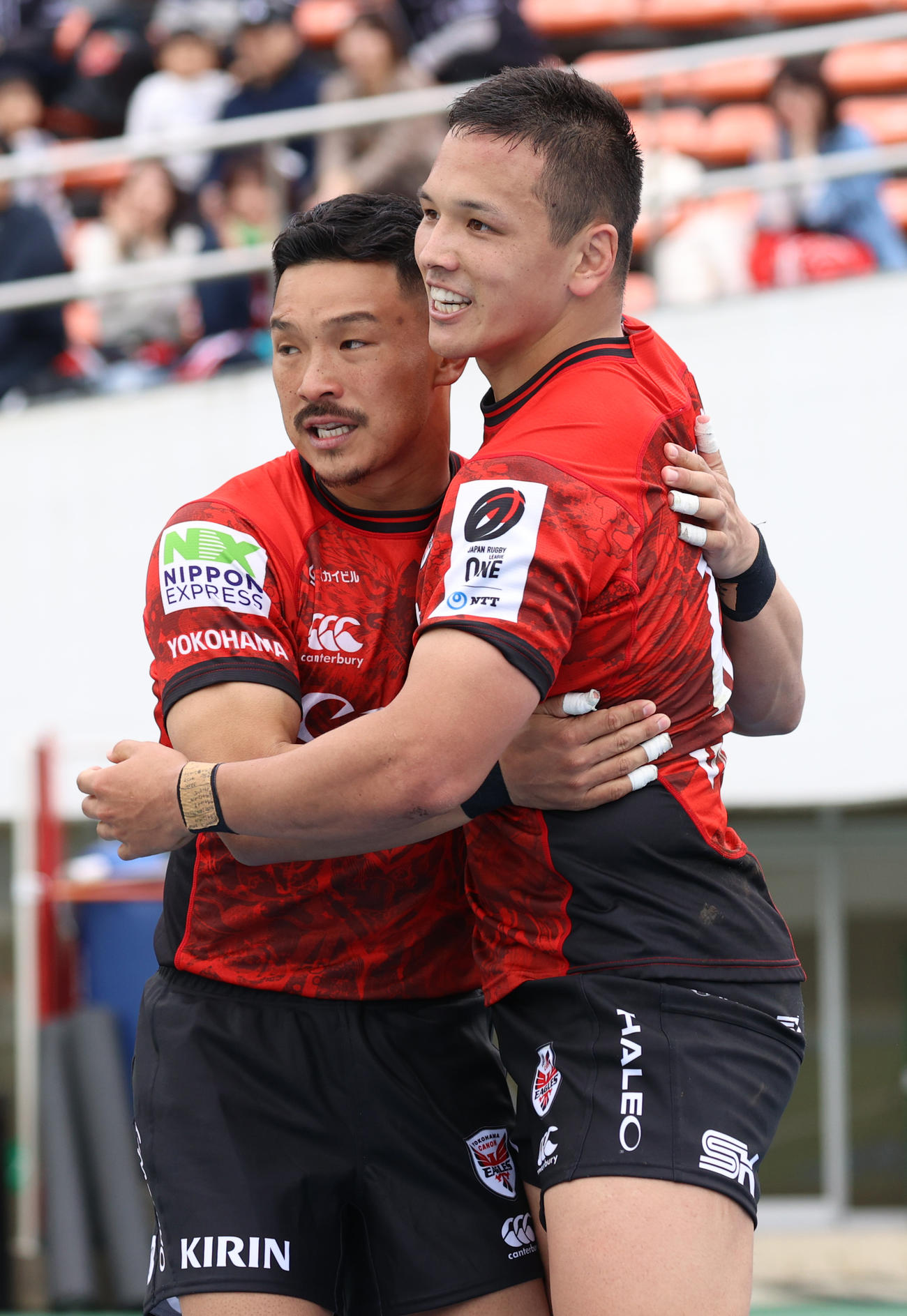BR東京対横浜　後半、トライを決め喜ぶ横浜天野（左）と抱き合い喜ぶ梶村（撮影・中島郁夫）