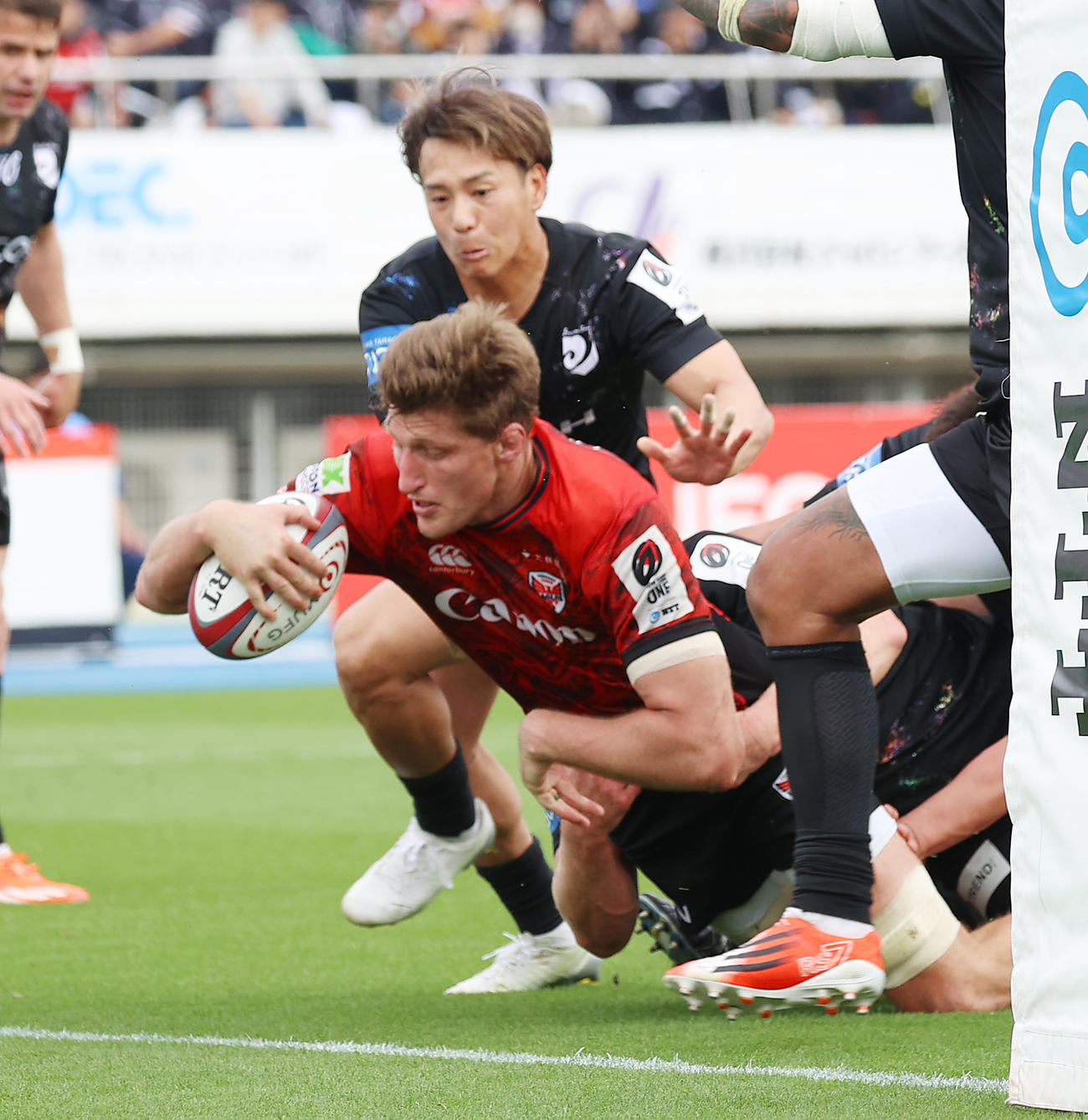 BR東京対横浜　後半、トライを決める横浜ファンダイク（撮影・中島郁夫）