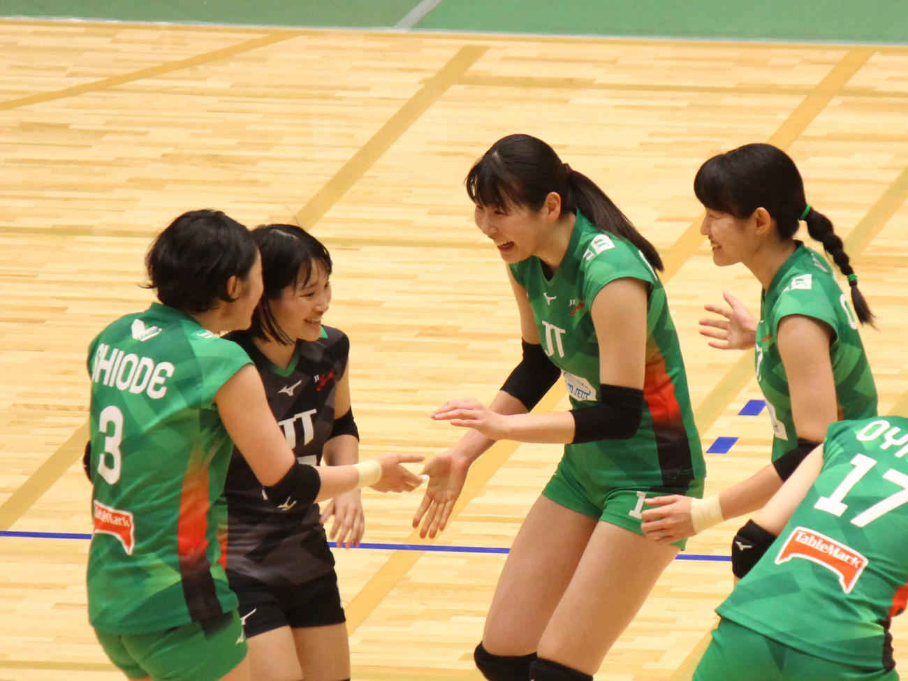 得点を挙げ、仲間と喜ぶJTの西川（左から3番目）（撮影・勝部晃多）