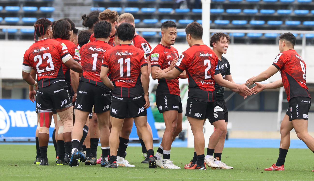 BR東京対横浜　勝利した横浜選手たち（撮影・中島郁夫）