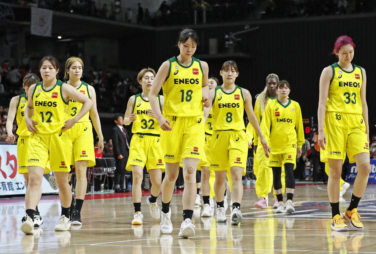 デンソーとの準決勝第1戦に敗れ、肩を落とすENEOSの選手たち（共同）