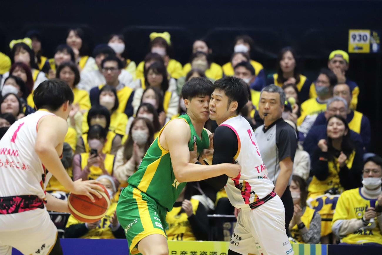 宇都宮対秋田　顔と顔をくっつけるほど激しい守備をみせる宇都宮の村岸航（撮影・沢田啓太郎）