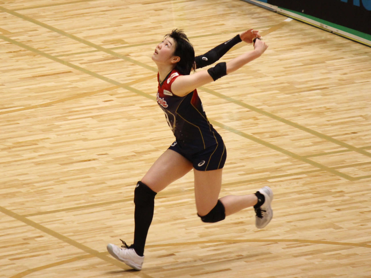 サーブに臨む日立の長内美和子（撮影・勝部晃多）