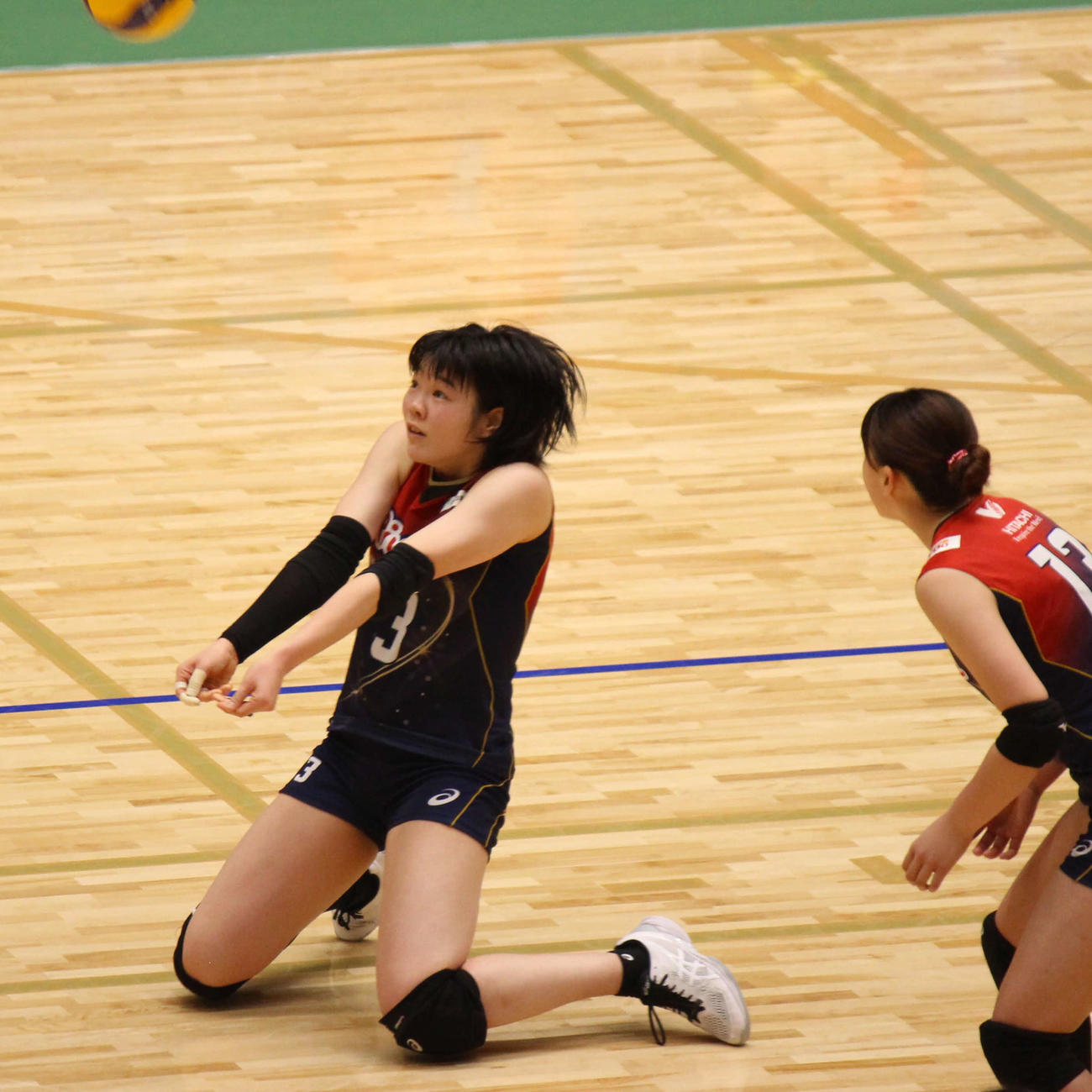 レシーブする日立の長内美和子（撮影・勝部晃多）