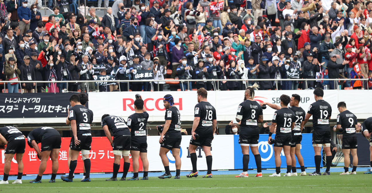 敗戦しスタンドに一礼するBR東京の選手たち（撮影・中島郁夫）