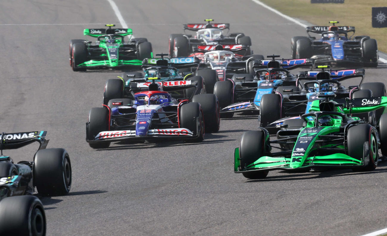 F1日本GP　スタート直後のS字コーナーでの事故による再スタートで、RBの角田（左端）はインサイドを突いて順位を上げる（撮影・宮崎幸一）