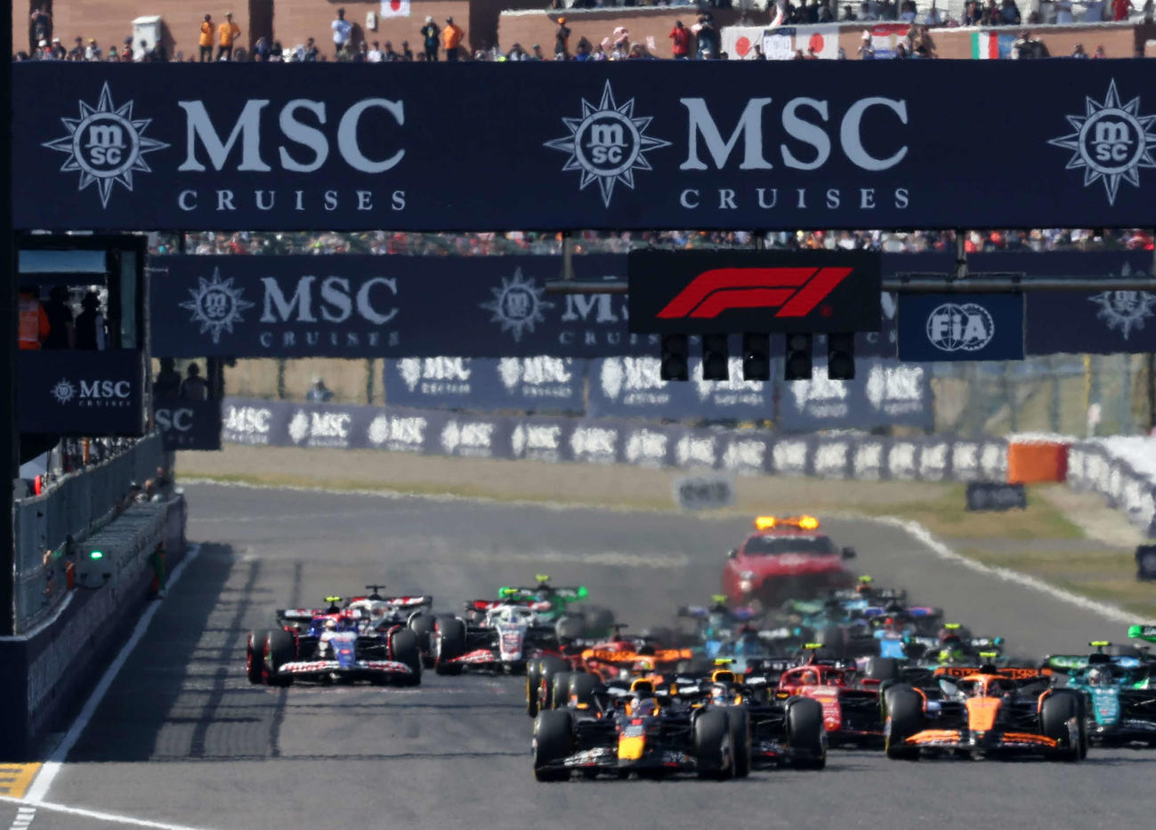 F1日本GP　スタート直後のS字コーナーでの事故による再スタートで、RBの角田（左端）はインサイドを突いて順位を上げる（撮影・宮崎幸一）