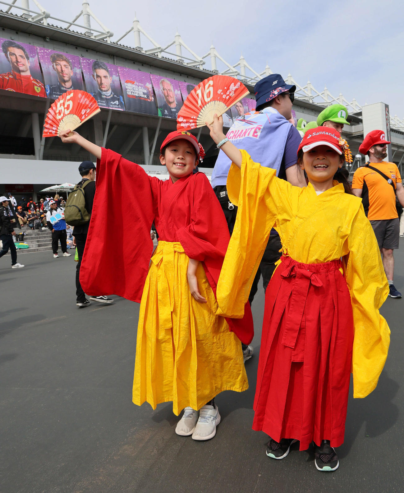 決勝を前に観戦スタイルにも気合いが入るF1ファン（撮影・宮崎幸一）