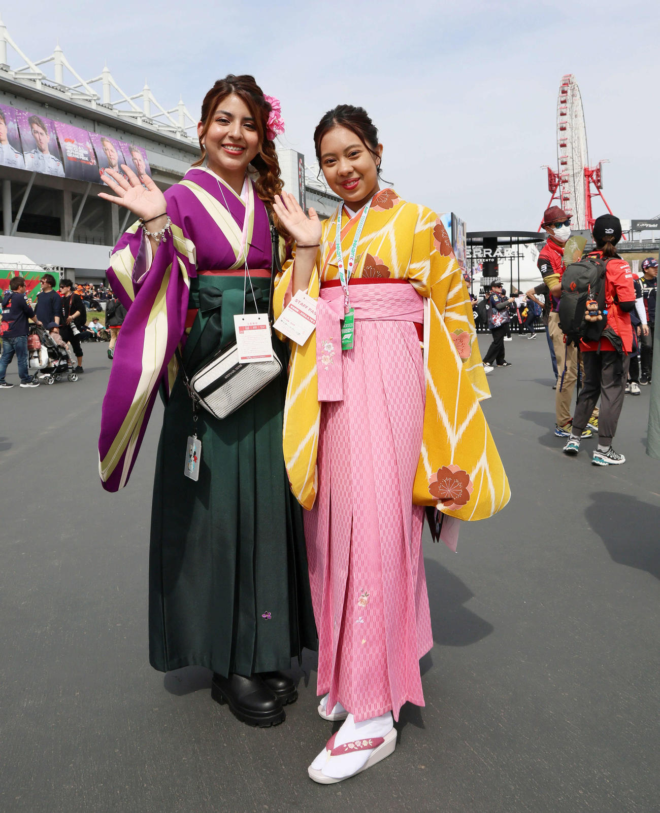 観覧席エリアで通訳を行う和装のスタッフ（撮影・宮崎幸一）