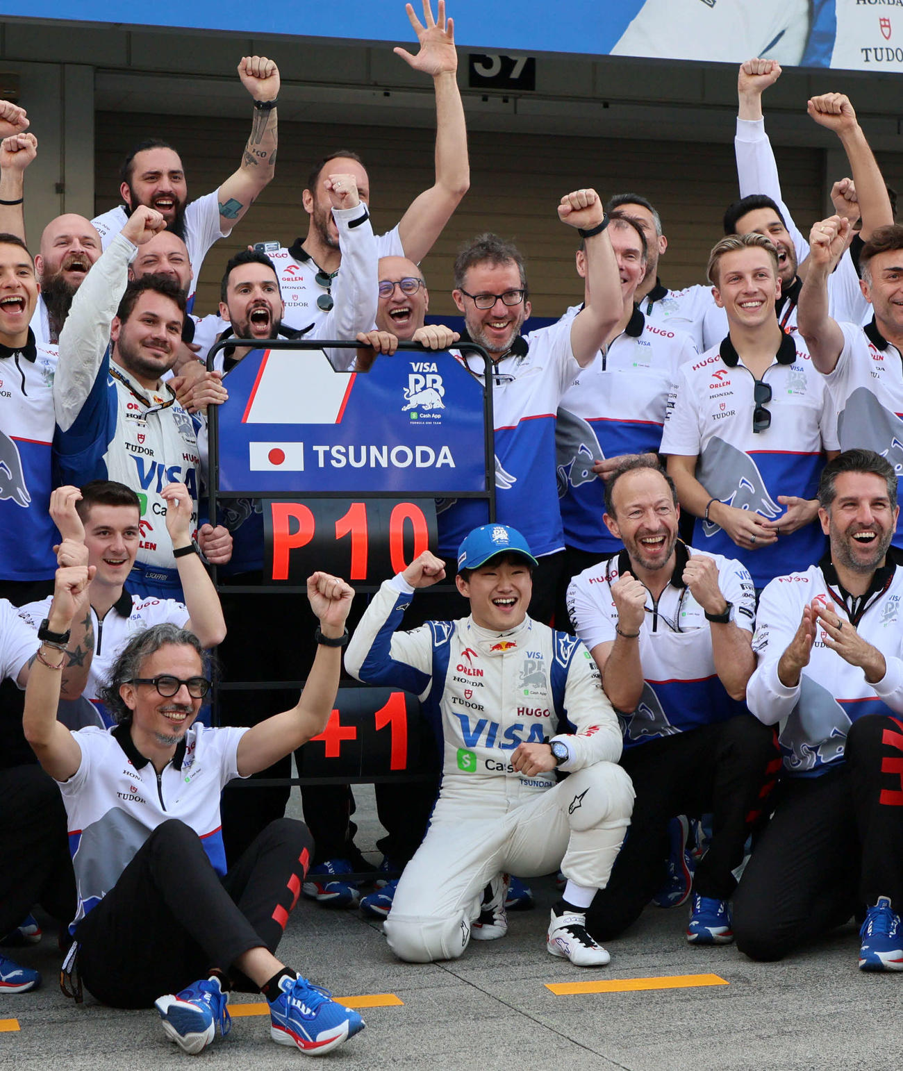 F1日本GP　10位入賞で1ポイントを持ち帰り祝福されるRBの角田（撮影・宮崎幸一）