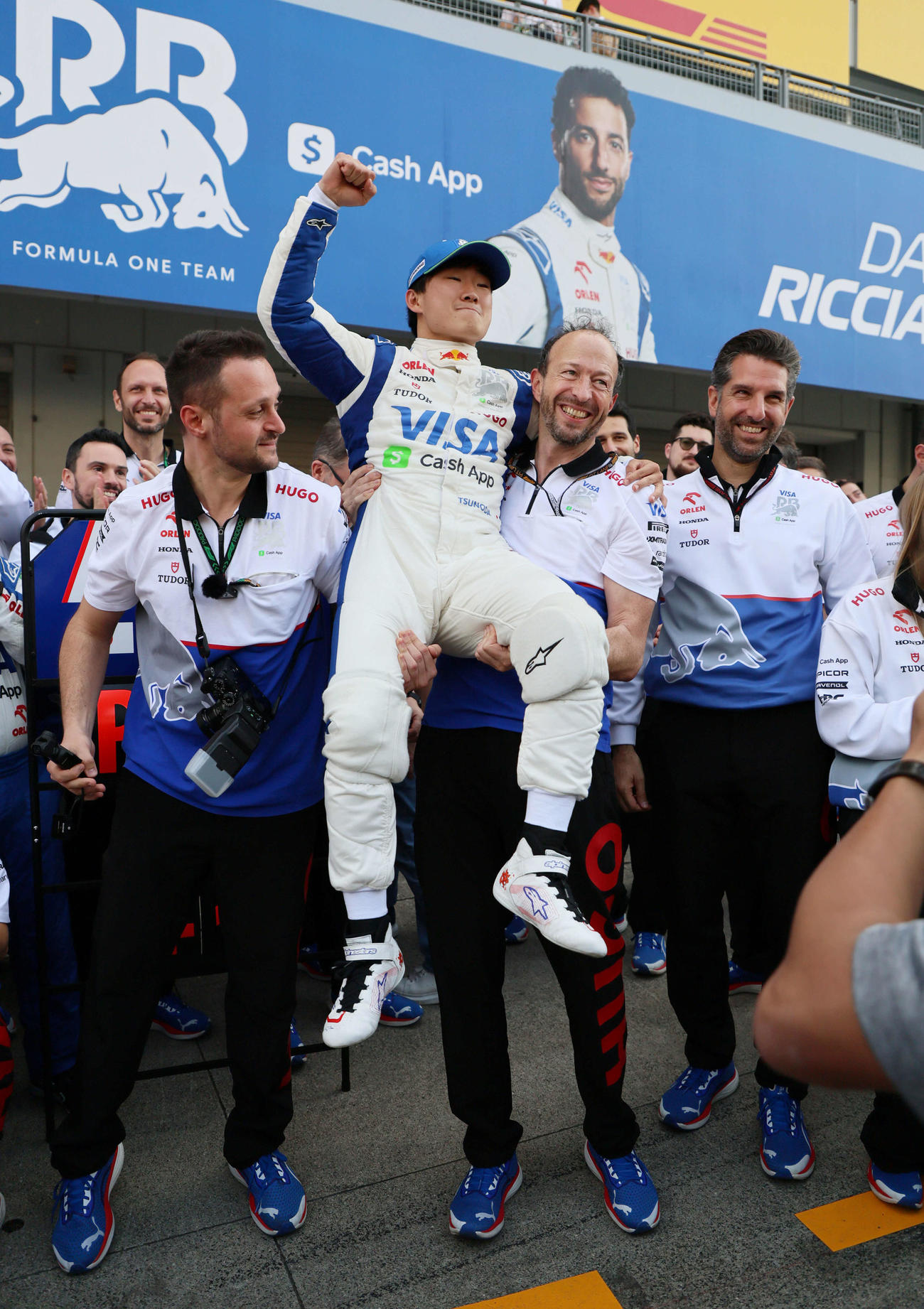 F1日本GP　10位入賞で1ポイントを持ち帰り祝福されるRBの角田（撮影・宮崎幸一）