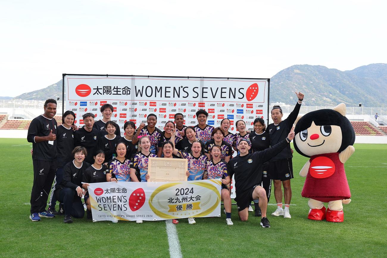 太陽生命ウィメンズセブンズシリーズ第1戦北九州大会を制したながとブルーエンジェルス（C）JRFU