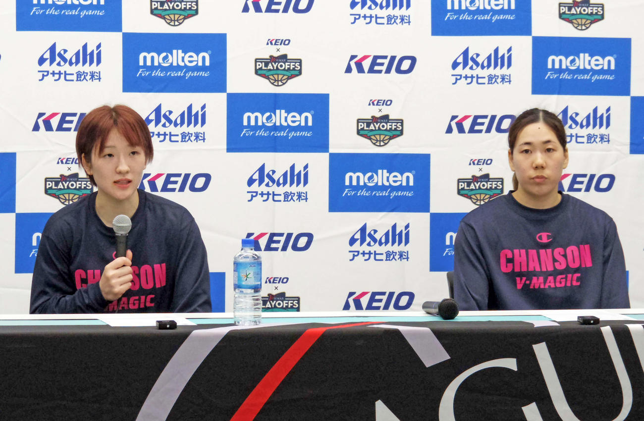試合後に会見に臨むシャンソン化粧品の小池（左）と白崎
