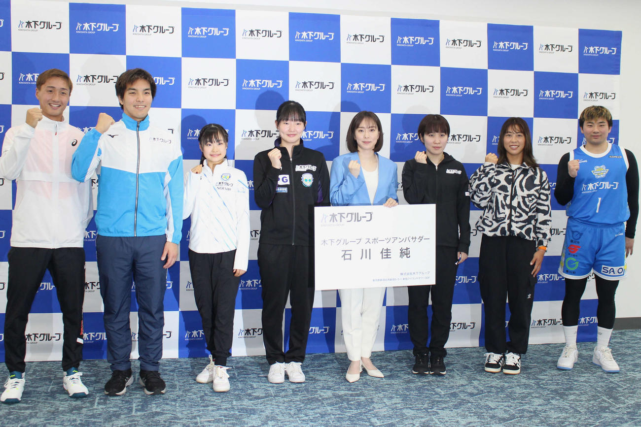 木下グループのイベントで写真に納まる望月慎太郎、南出大伸、島田麻央、張本美和、石川佳純さん、平野美宇、都筑有夢路、板橋真平（撮影・勝部晃多）