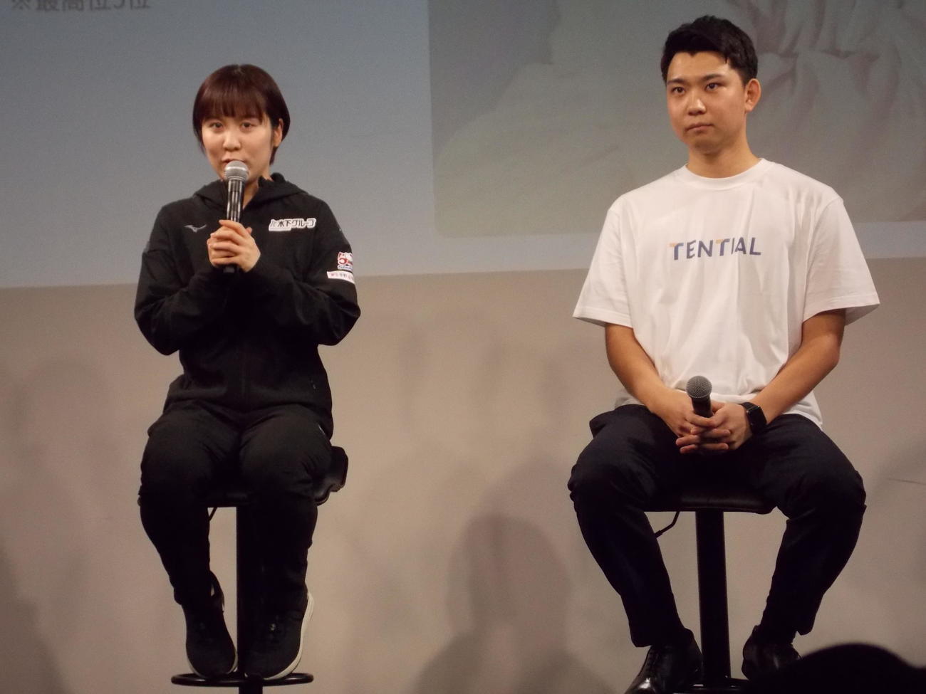 コンディショニングサポート契約を結ぶTENTIALの記者会見で思いを語る平野美宇（左）と同社の中西裕太郎CEO（撮影・松本航）