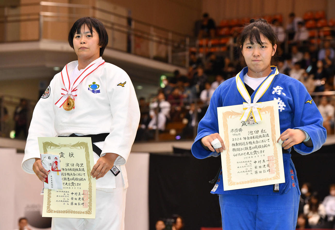 女子78キロ級で優勝した浜田尚里（左）と準優勝の池田紅（撮影・岩下翔太）