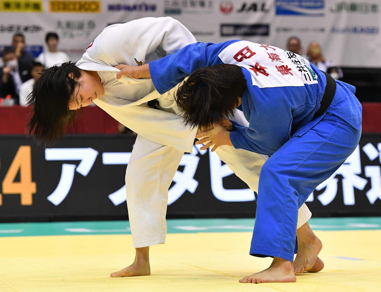 女子70キロ級決勝　本田万結（右）を攻める田中志歩（撮影・岩下翔太）