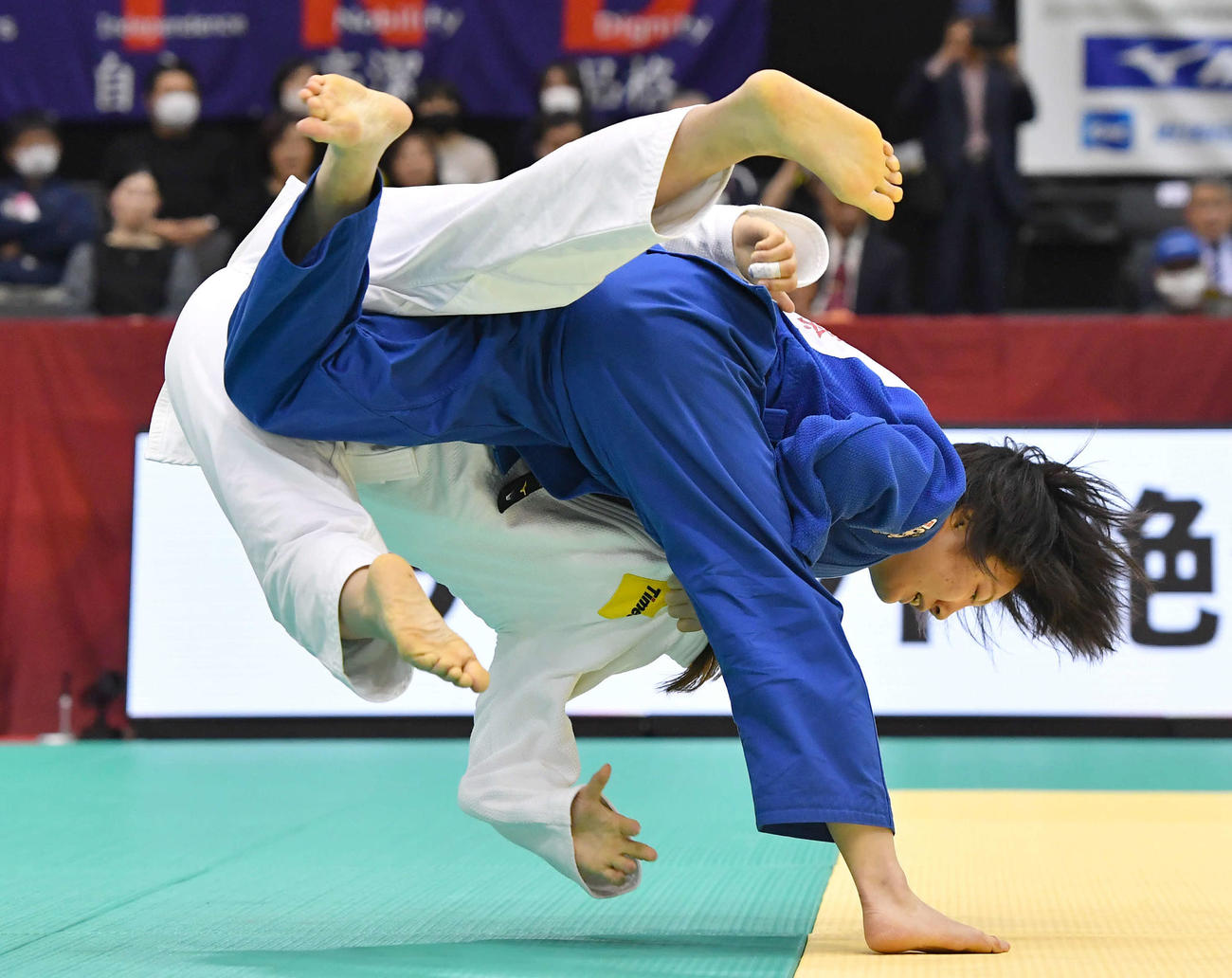 女子63キロ級決勝　堀川恵（左）を破って優勝した青野南美（撮影・岩下翔太）