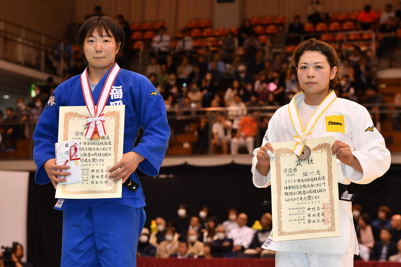 女子63キロ級で優勝した青野南美（左）と準優勝の堀川恵（撮影・岩下翔太）