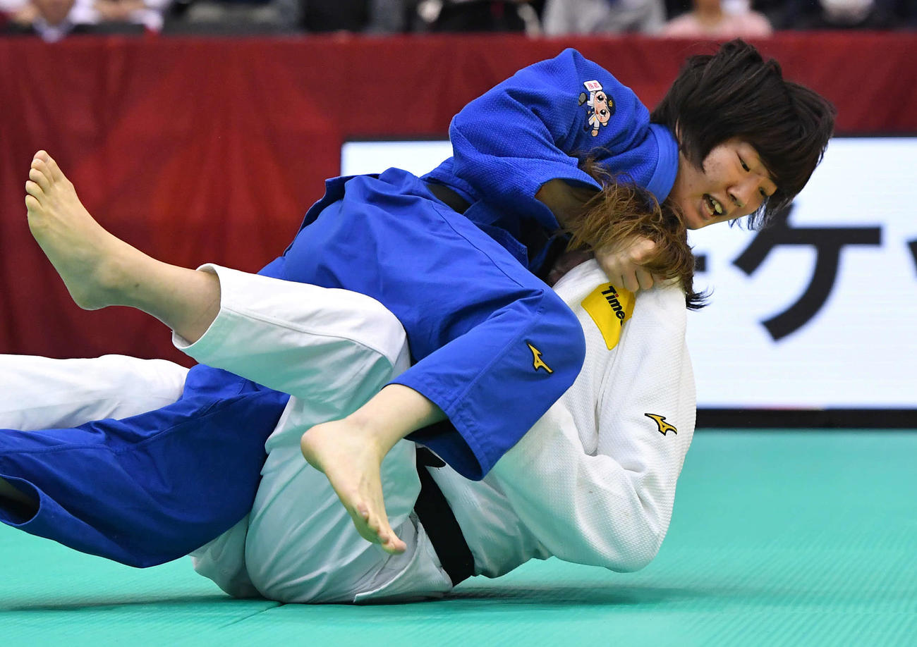 女子63キロ級決勝　堀川恵（下）を破って優勝した青野南美（撮影・岩下翔太）