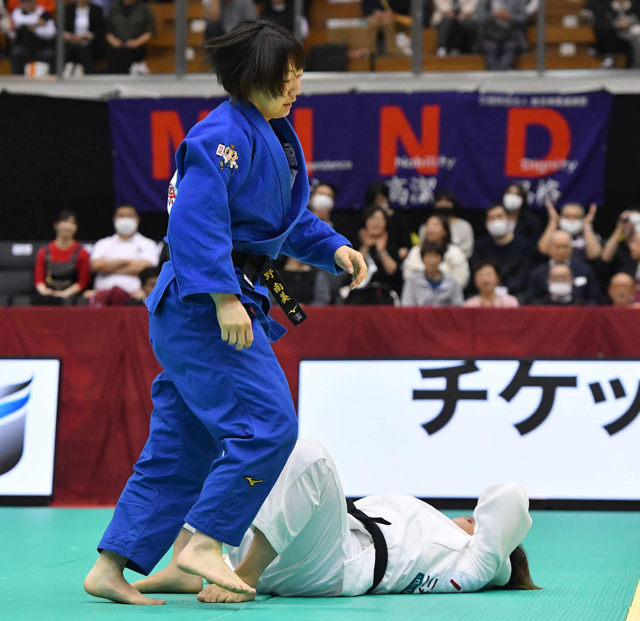 女子63キロ級決勝　堀川恵（右）を破って優勝した青野南美（撮影・岩下翔太）