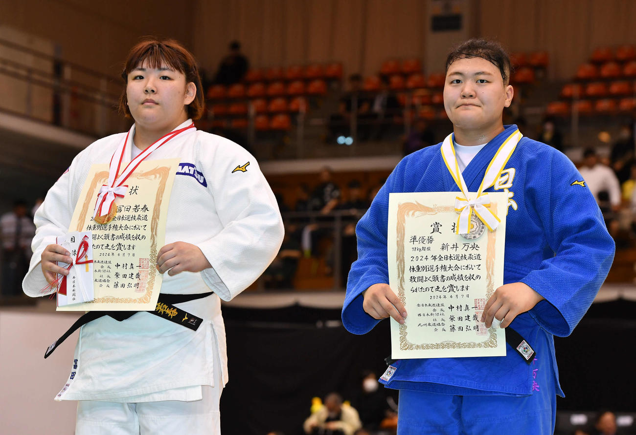 女子78キロ超級で優勝した冨田若春（左）と準優勝の新井万央（撮影・岩下翔太）