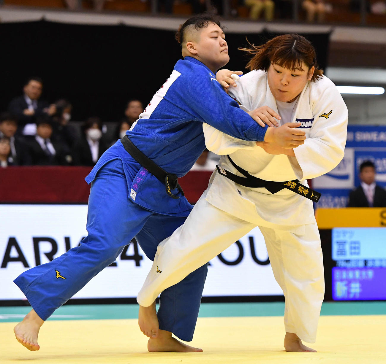 女子78キロ超級決勝　新井万央（左）を攻める冨田若春（撮影・岩下翔太）