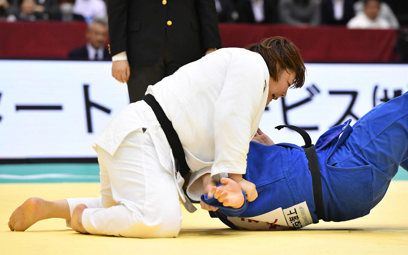 女子78キロ超級決勝　隅落としで新井万央（右）を破った冨田若春（撮影・岩下翔太）