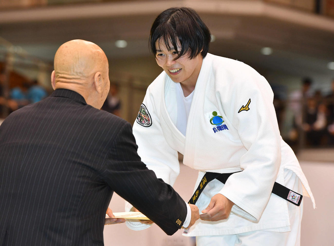 女子78キロ級で優勝し、表彰式で笑顔を見せる浜田尚里（撮影・岩下翔太）