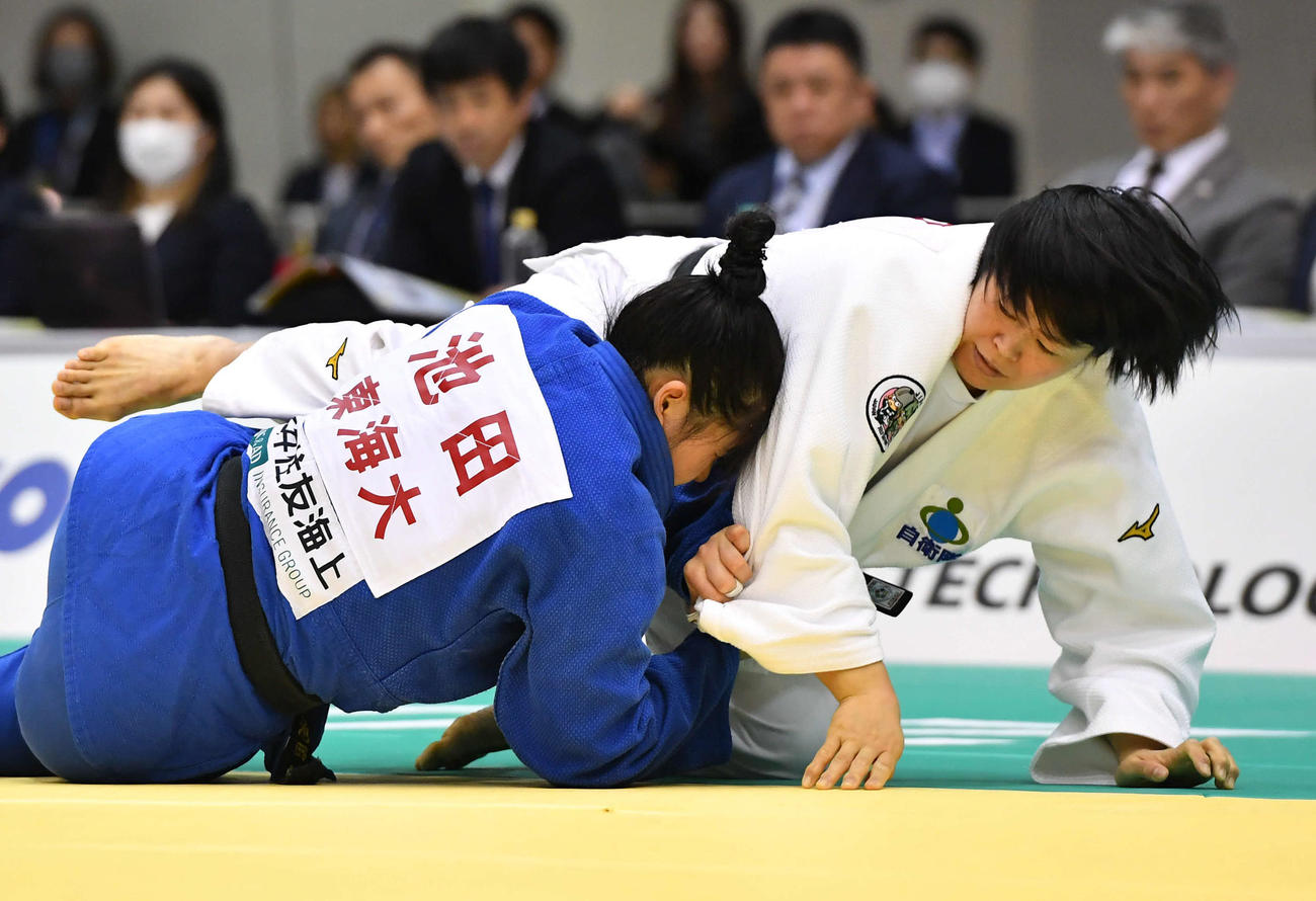女子78キロ級決勝　小外刈りで池田紅（左）から技ありを奪う浜田尚里（撮影・岩下翔太）