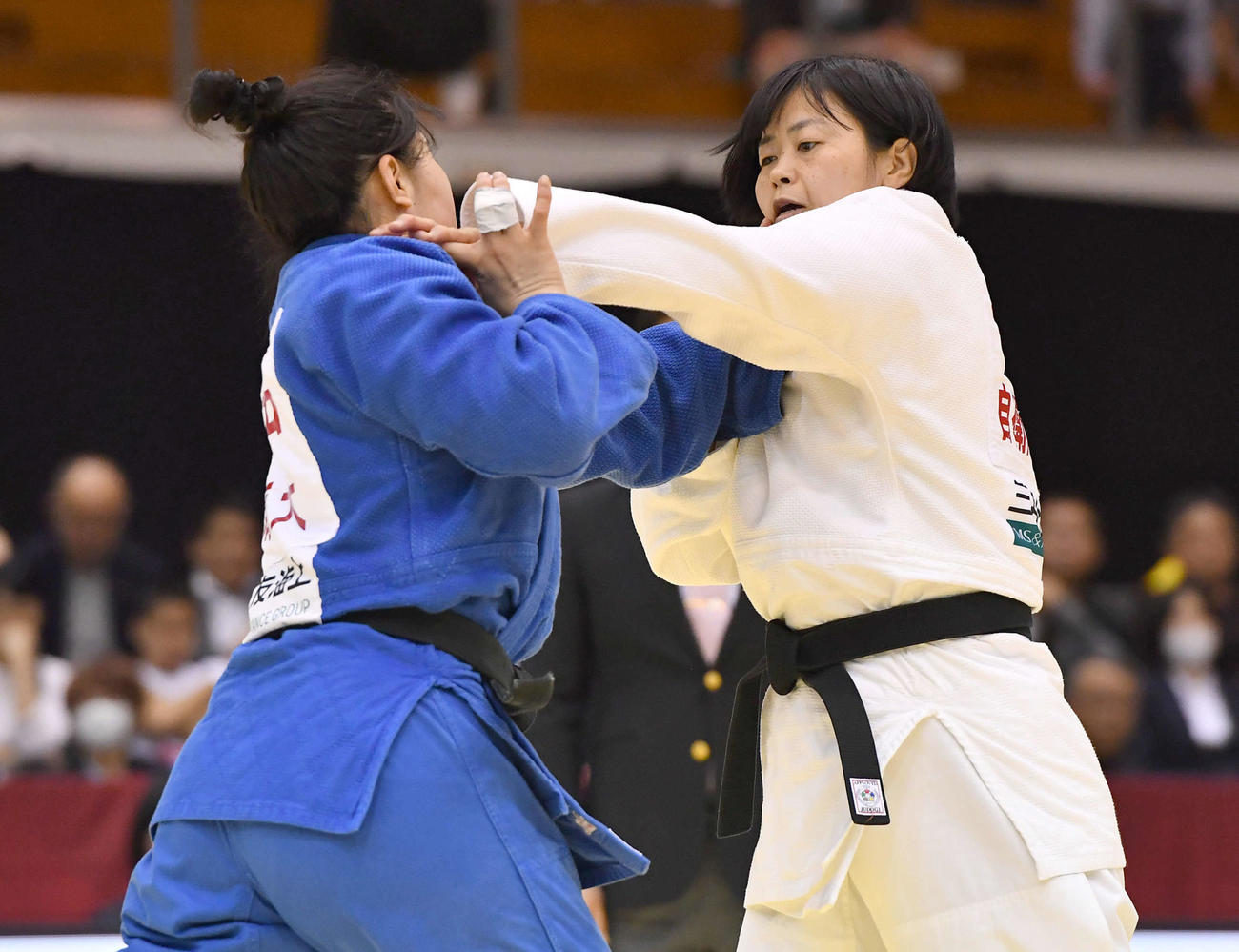 女子78キロ級決勝　池田紅（左）を攻める浜田尚里（撮影・岩下翔太）