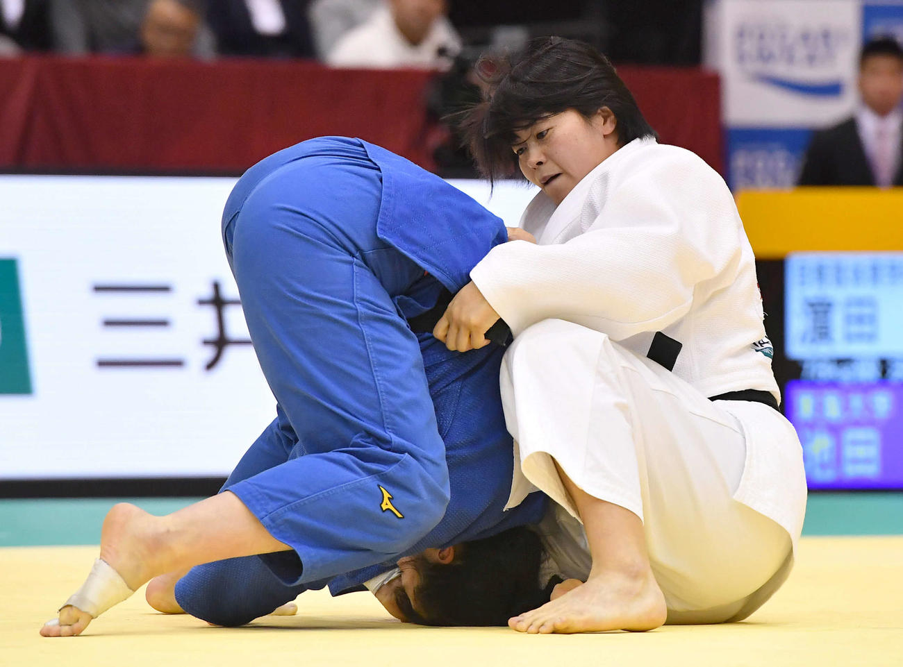 女子78キロ級決勝　池田紅（左）を攻める浜田尚里（撮影・岩下翔太）