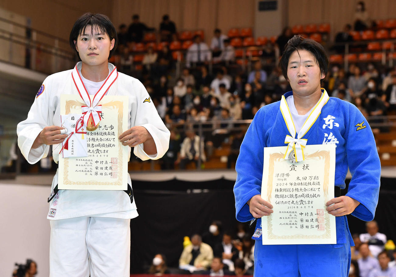 女子70キロ級で優勝した田中志歩（左）と準優勝の本田万結（撮影・岩下翔太）