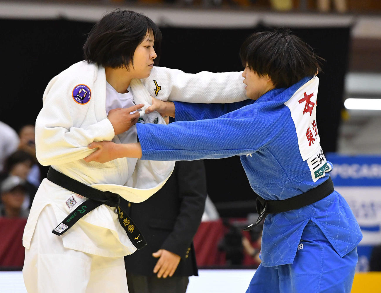 女子70キロ級決勝　本田万結（右）と組み合う田中志歩（撮影・岩下翔太）