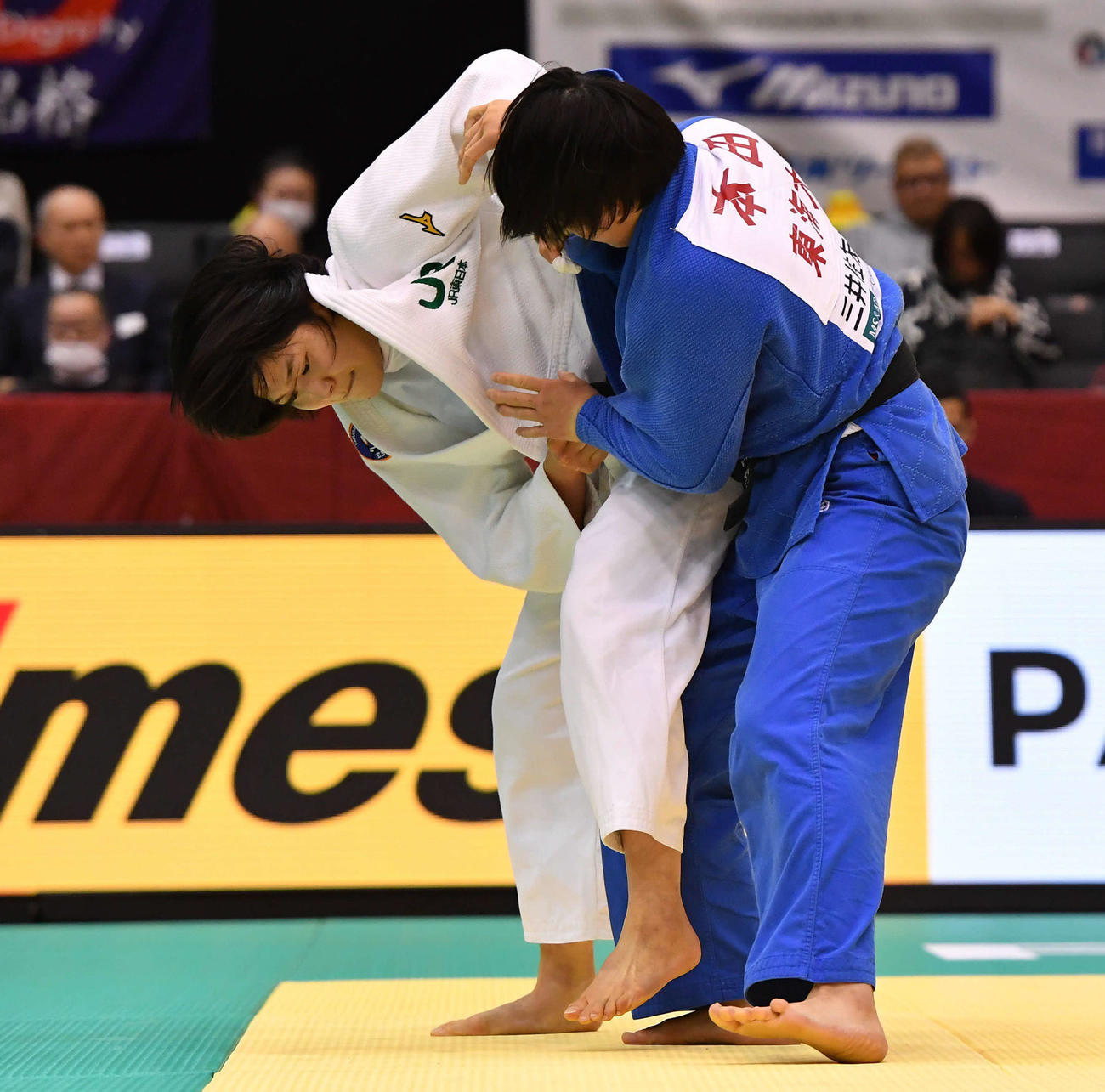 女子70キロ級決勝　本田万結（右）を攻める田中志歩（撮影・岩下翔太）