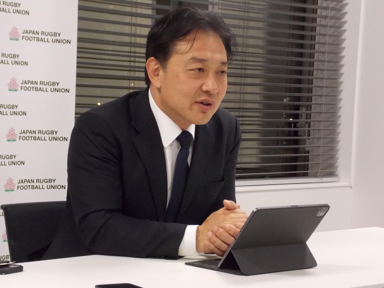 日本ラグビー協会の理事会後に取材対応した岩渕健輔専務理事（撮影・松本航）