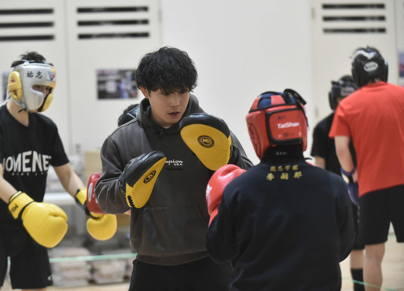 ミット打ちの相手をする小林助監督