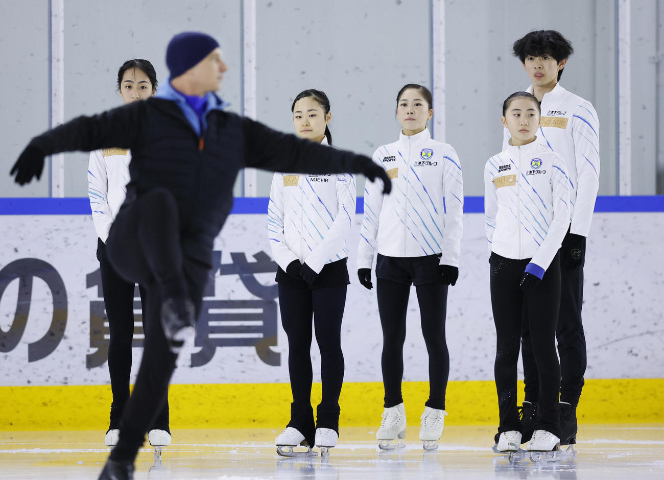 ブライアン・ボイタノ氏の指導を受ける（右から）島田高志郎、金沢純禾、吉田陽菜、島田麻央ら（撮影・藤尾明華）