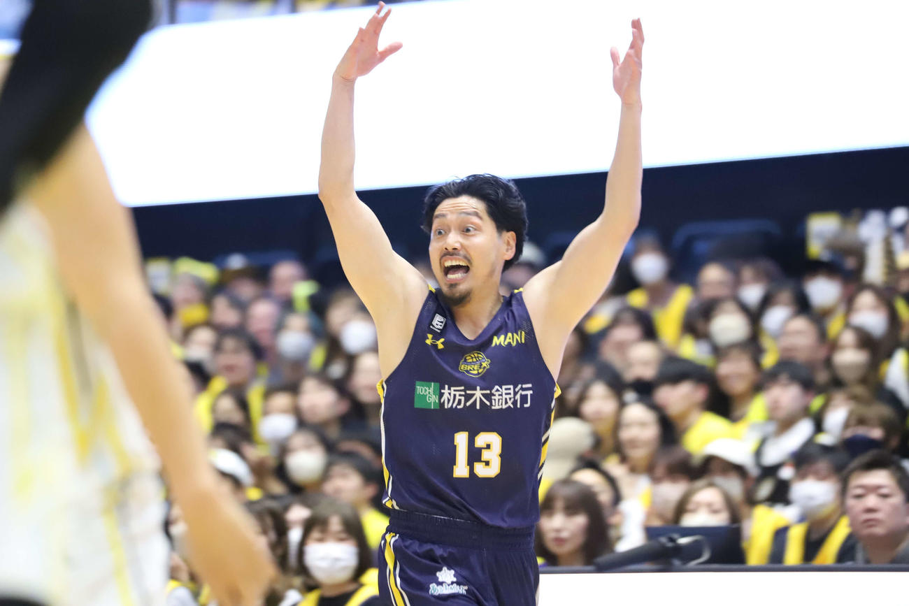 宇都宮対群馬　今季最多の19得点をマークした宇都宮の渡邉は、おれにボールを寄越せとばかりにこのジェスチャー（撮影・沢田啓太郎）