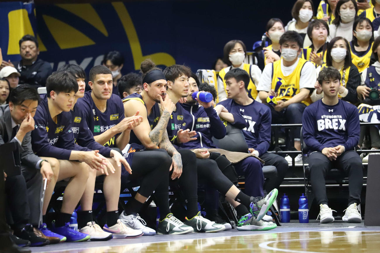 宇都宮対群馬　試合中にアクシデントに遭った宇都宮の比江島は、後半はベンチから戦況を見守った（撮影・沢田啓太郎）